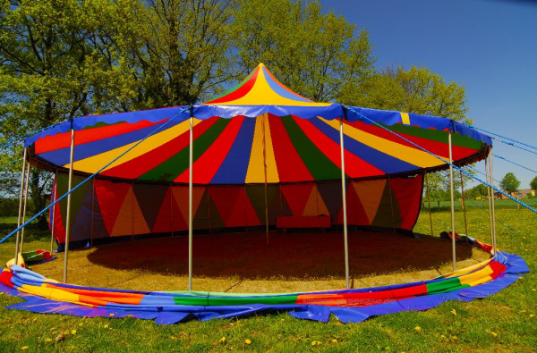Einmastzelt 10 Meter mit Festgestänge