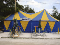 Zweimastzelt 6 x 12 m mit Wiesensteher Zweimastzelt 6 x 12 m mit Wiesensteher